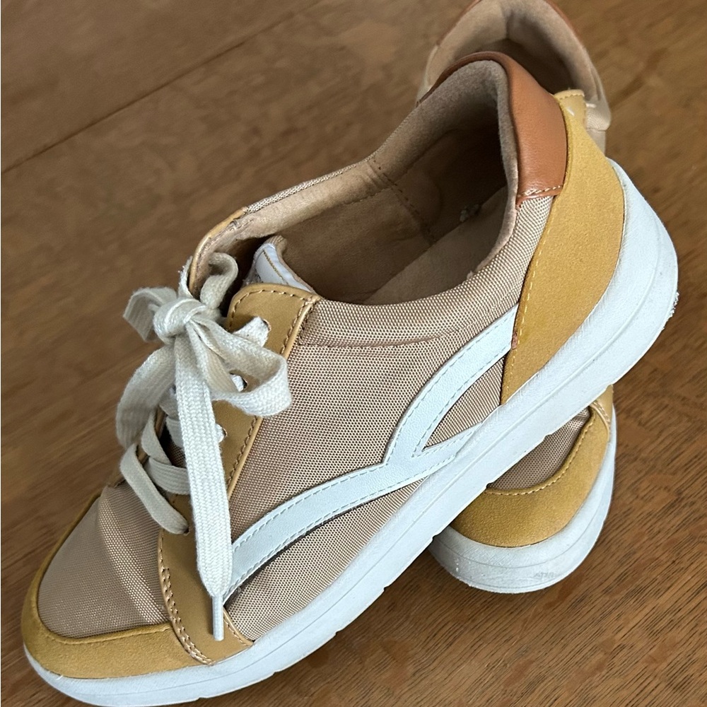 Rockport sneakers in shades of gold. 6.5W. - Picture 1 of 3